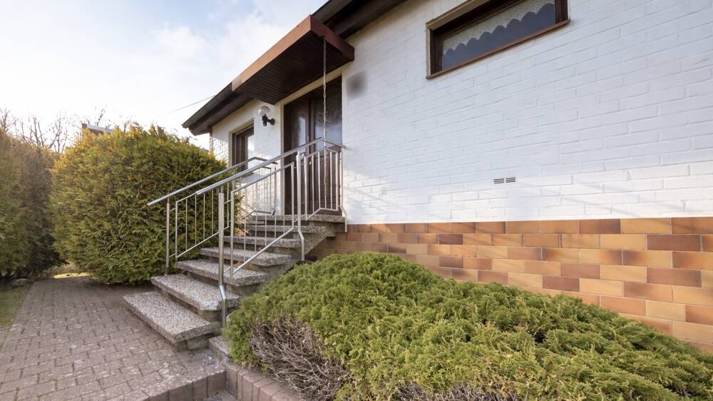 Bungalow mit Keller, Garten, Carport und Garage, 67735 Mehlbach
