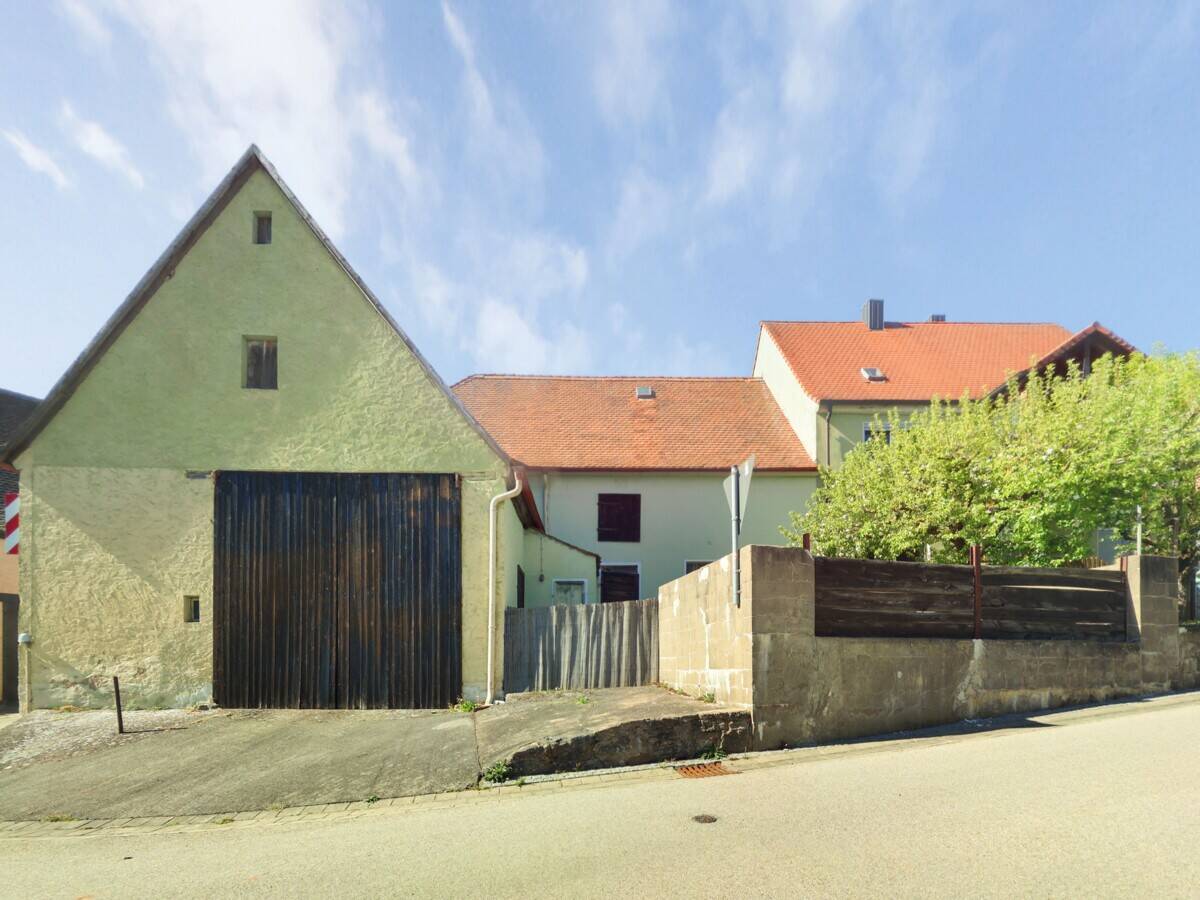 Viel Platz für’s kleine Budget – Einfamilienhaus mit Nebengebäuden in Leutershausen-Neunkirchen, 91578 Leutershausen