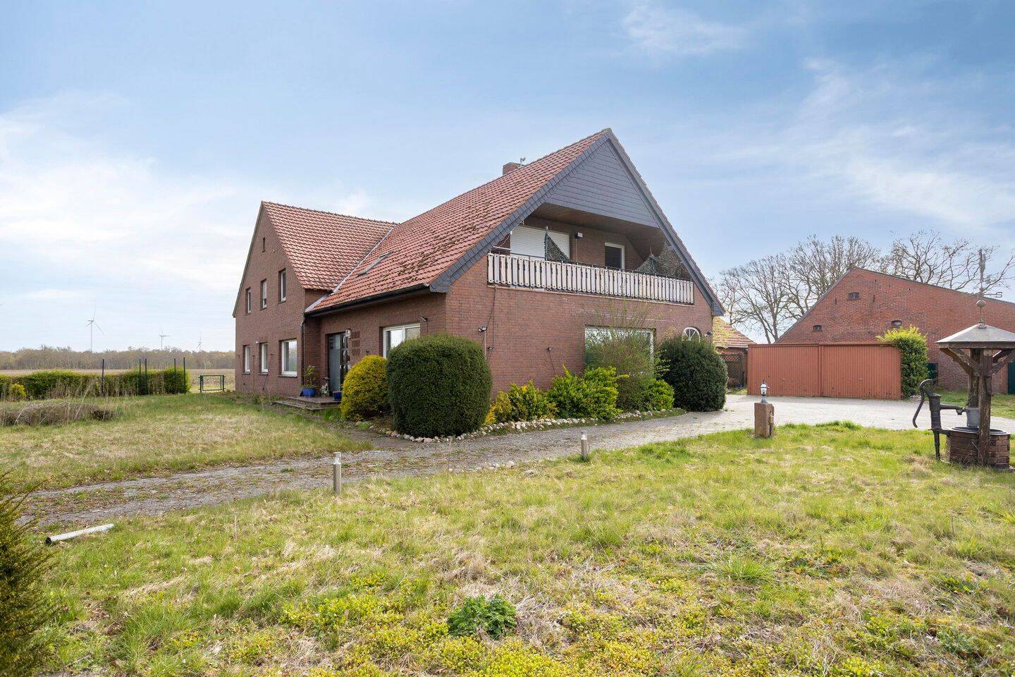 In einer schönen natürlichen Umgebung im Außenbereich von Heede, nahe der niederländischen Grenze, dürfen wir Ihnen dieses freistehende Wohnhaus, 26892 Heede