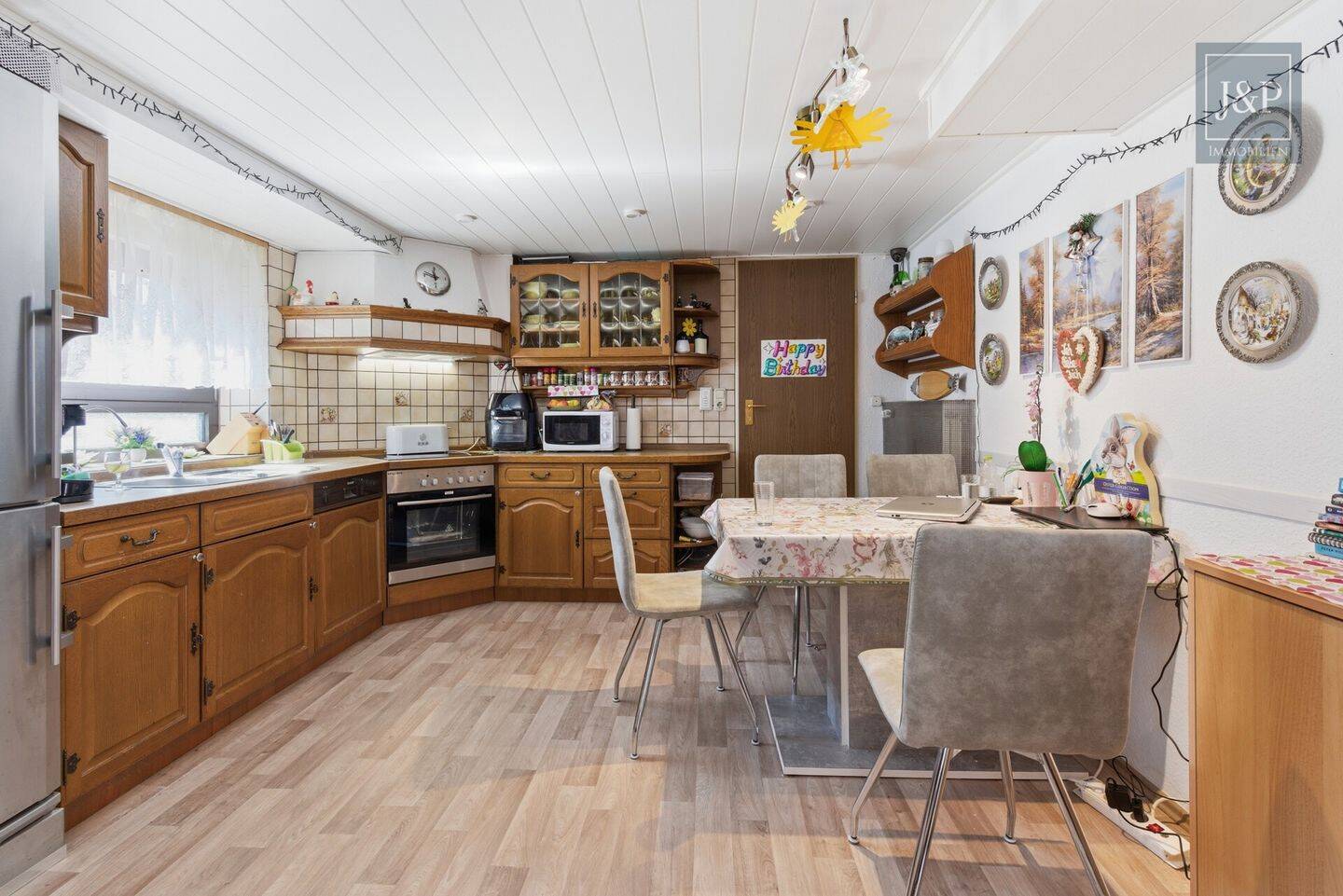 Zweifamilienhaus inkl. ausgebaute Parterre in zentraler Lage von Eschborn mit Terrasse & 2 Garagen, 65760 Eschborn