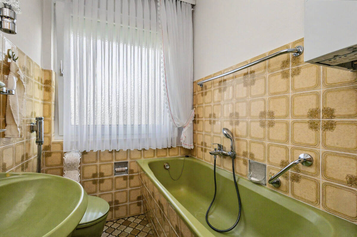 Gepflegtes 3-Fam.-Haus in verkehrsberuhigter Lage von Opladen mit bezugsfreier 4-Zimmer-EG-Wohnung!, 51379 Leverkusen (Opladen)