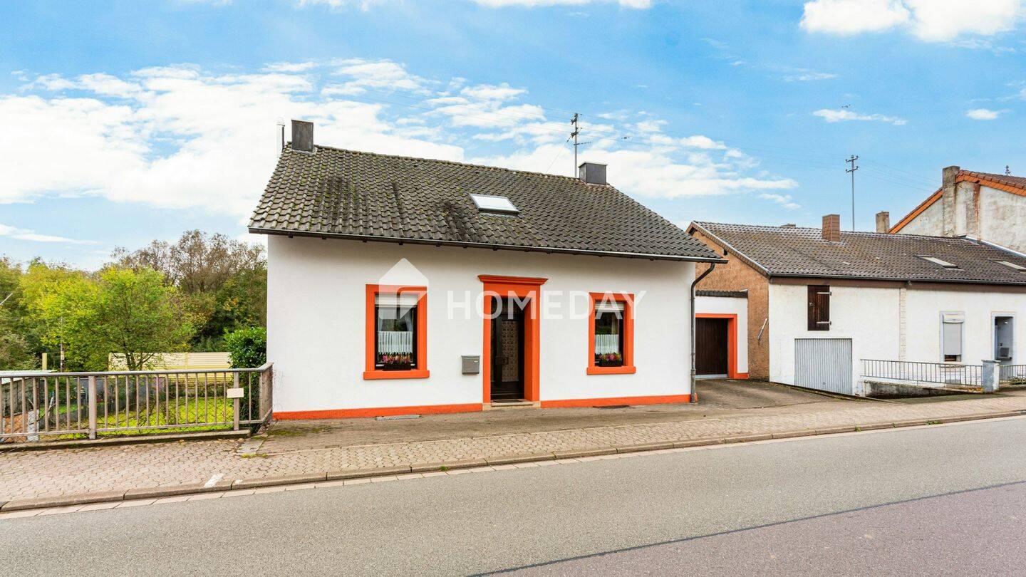 Hier wohnt, wer das Echte schätzt: charmantes EFH mit Einliegerwohnung, großem Garten und Garage, 66663 Merzig