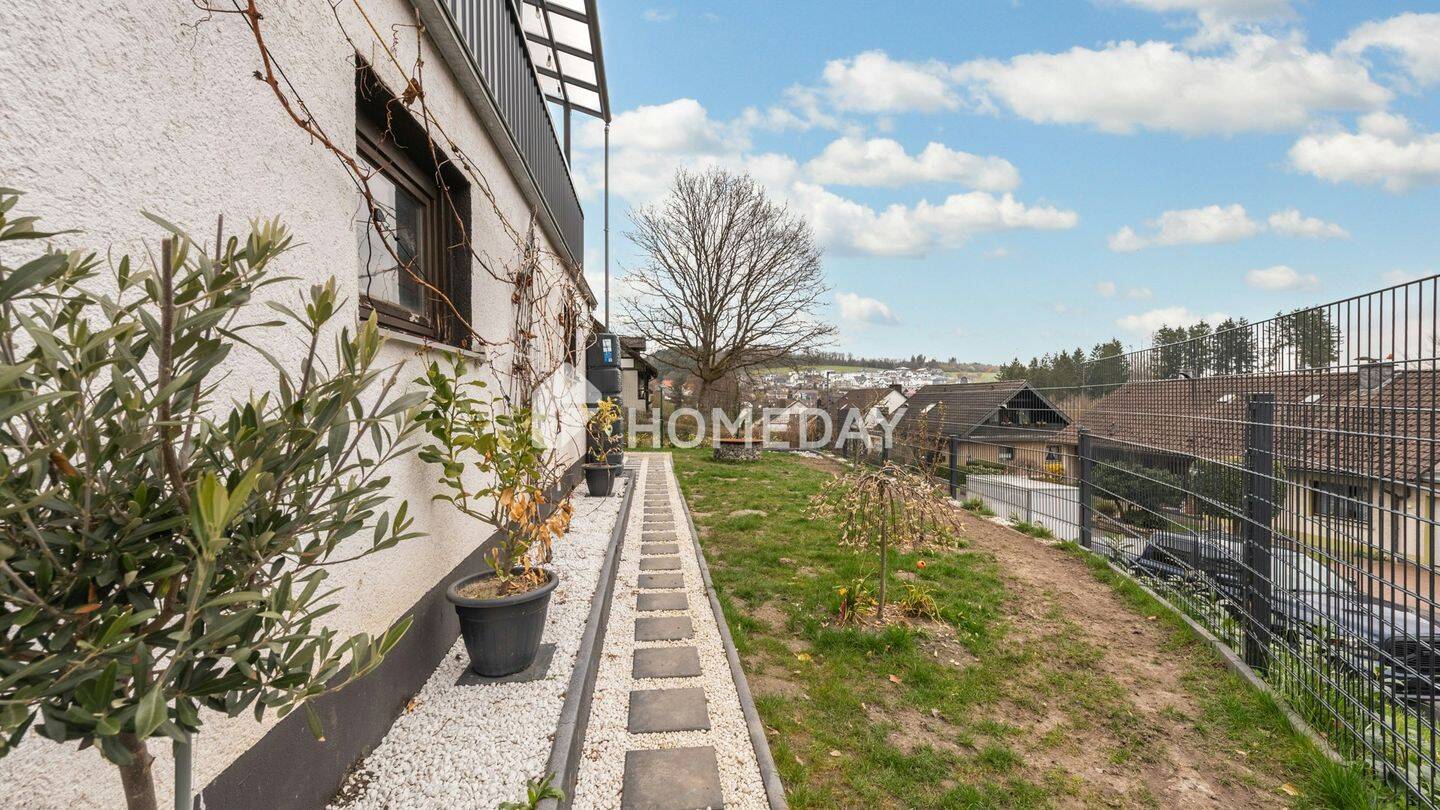 Zweifamilienhaus mit Terrasse, Dachterrasse und PV-Anlage in ruhiger Hanglage, 58553 Halver