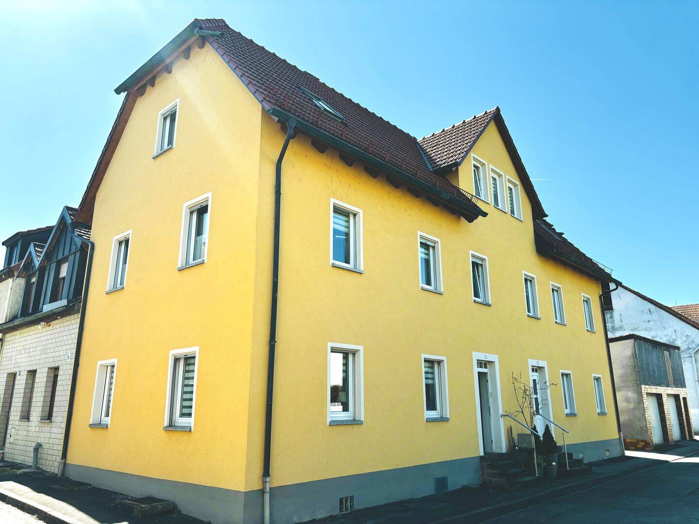*SCHMUCKSTÜCK AM MAIN* Charmantes, vielseitig nutzbares Haus mit zwei Wohnungen, Doppelgarage und hübschem Garten, Wfl. 250m², 97483 Eltmann