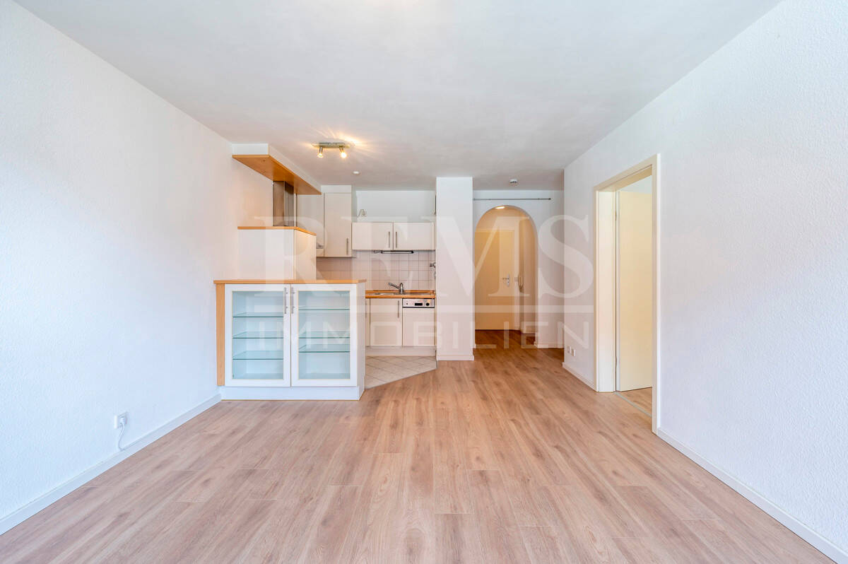 Helle 2-Zimmer-Etagenwohnung mit Balkon, EBK und TG-Stellplatz in günstiger Lage von Untertürkheim