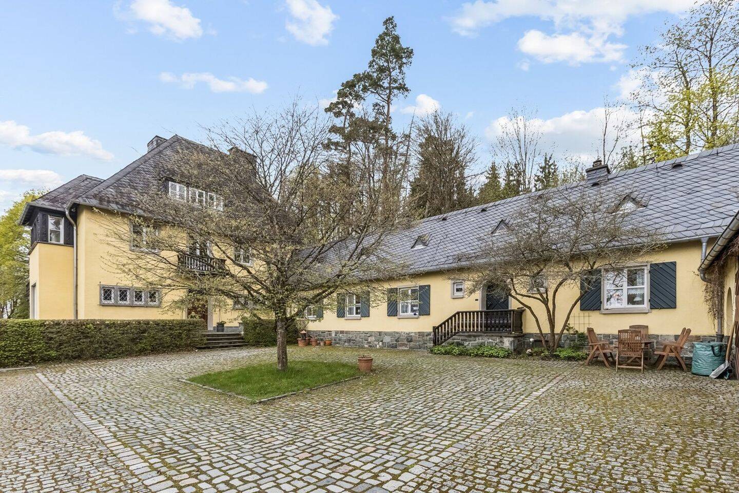 Exklusive Landhausvilla in idyllischer Alleinlage mit weitläufigem Anwesen, 95189 Köditz