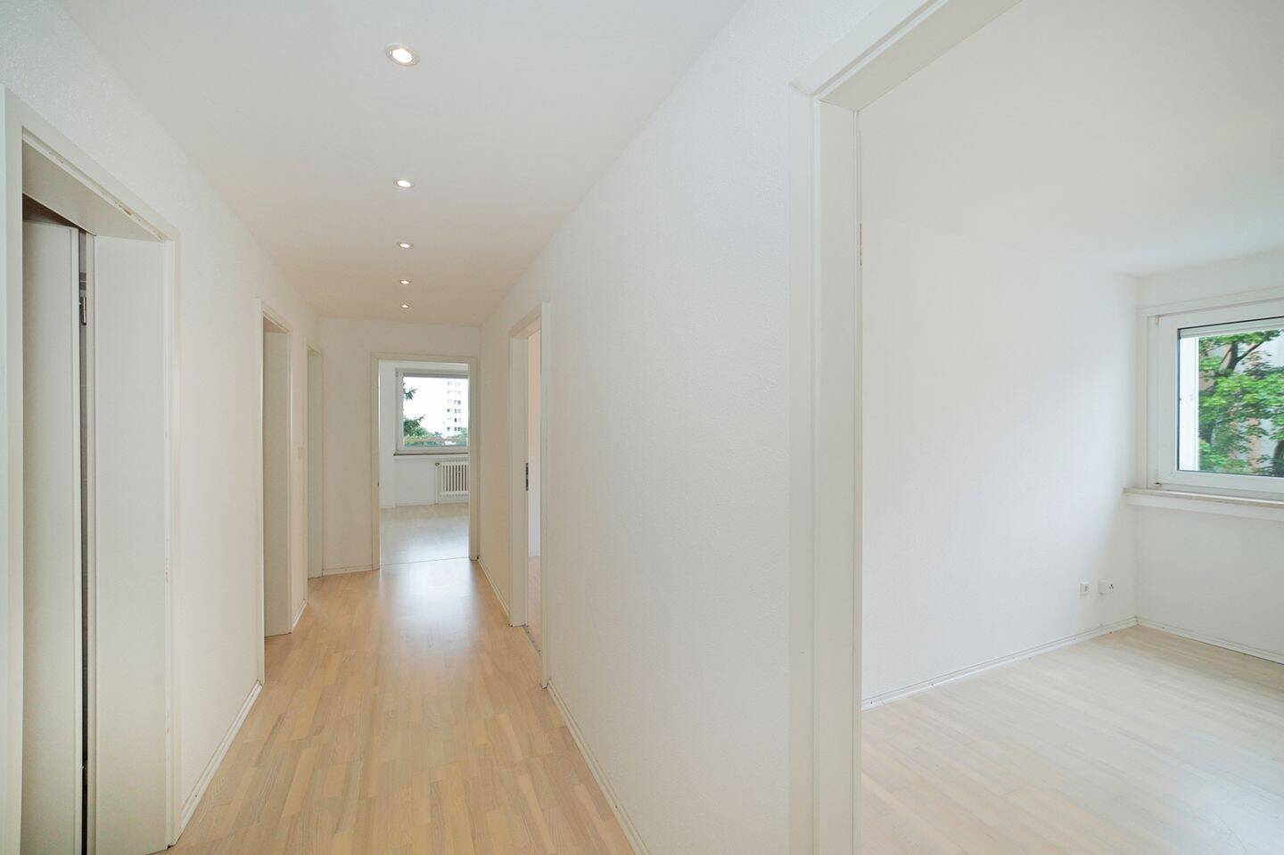 Wohnen direkt am Ostpark: Helle, renovierte 3-Zimmer-Wohnung mit zwei Südbalkonen und Weitblick. – 81735 München – Vorschaubild 3