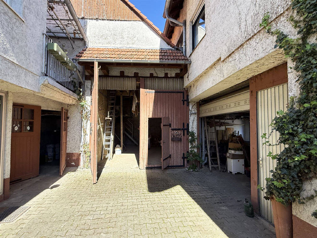 Zweifamilienhaus mit charmantem Innenhof in ruhiger Lage von Engelstadt, 55270 Engelstadt