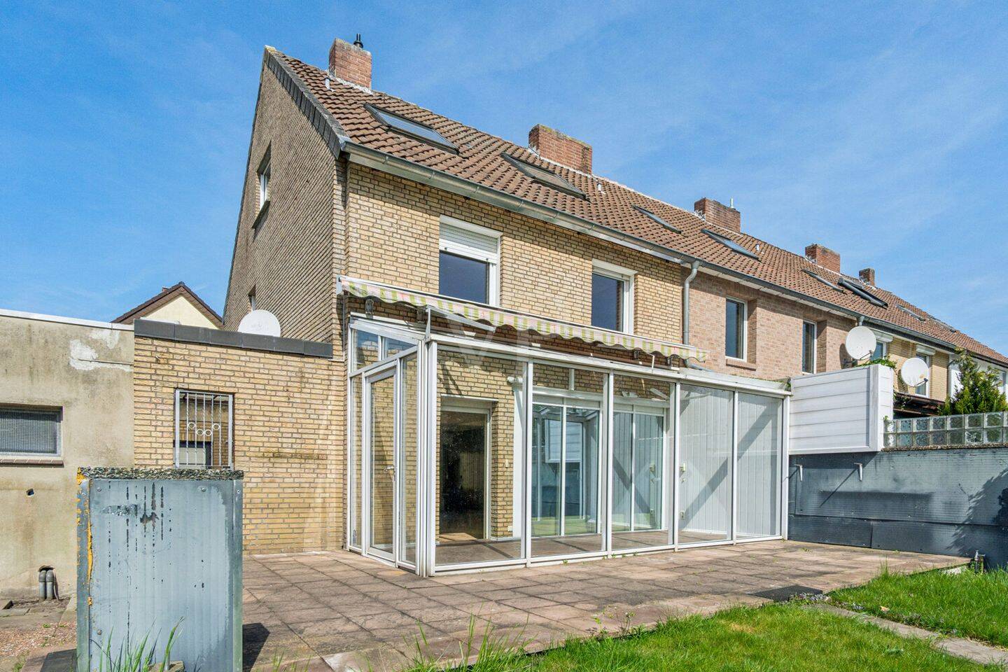 Reihenendhaus mit großem Grundstück, Pool und wohnmobilgeeigneter Doppelgarage, 48431 Rheine