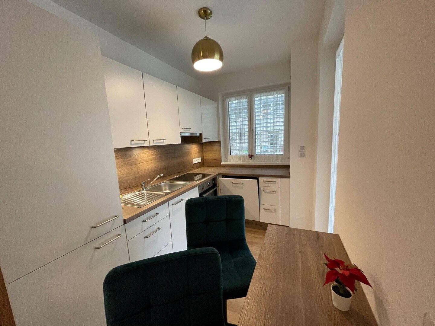 Voll möbliert, auch auf Zeit: exklusive 2-Zimmer-Gartenwohnung in Top-Lage in Freilassing, 83395 Freilassing