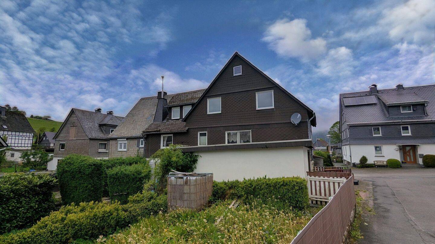 Viel Raum für Wohnträume – Zweifamilienhaus mit besonderem Flair, 59939 Olsberg