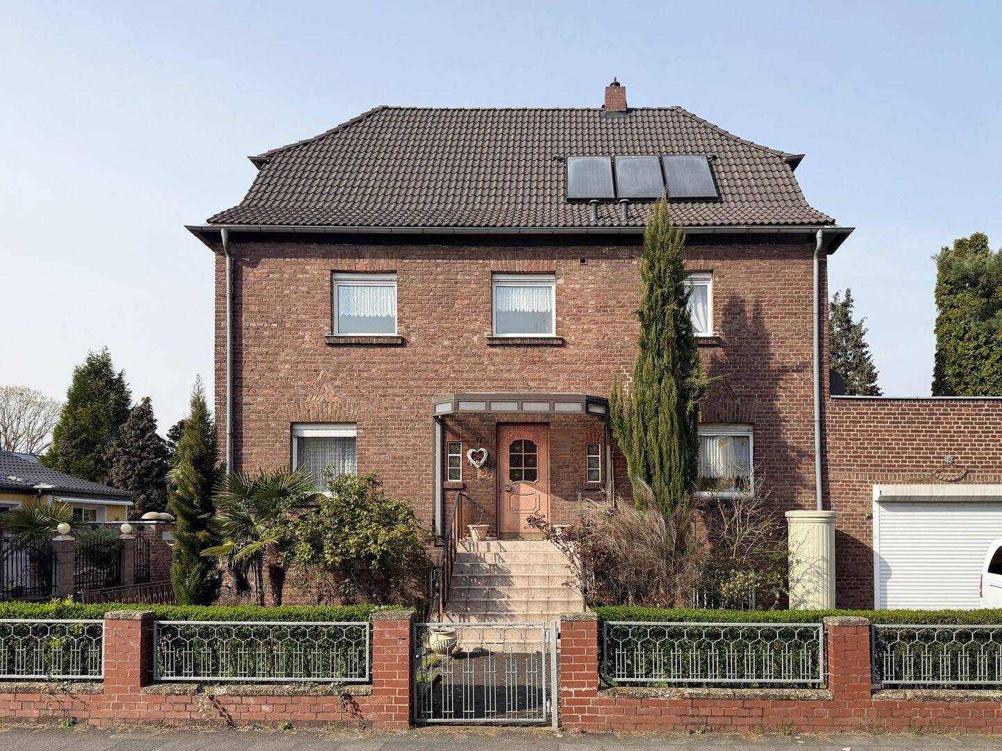 Großzügiges Zweifamilienhaus mit beeindruckendem Gartenparadies – Wohnen und Leben in Porz-Wahn, 51147 Köln (Porz)