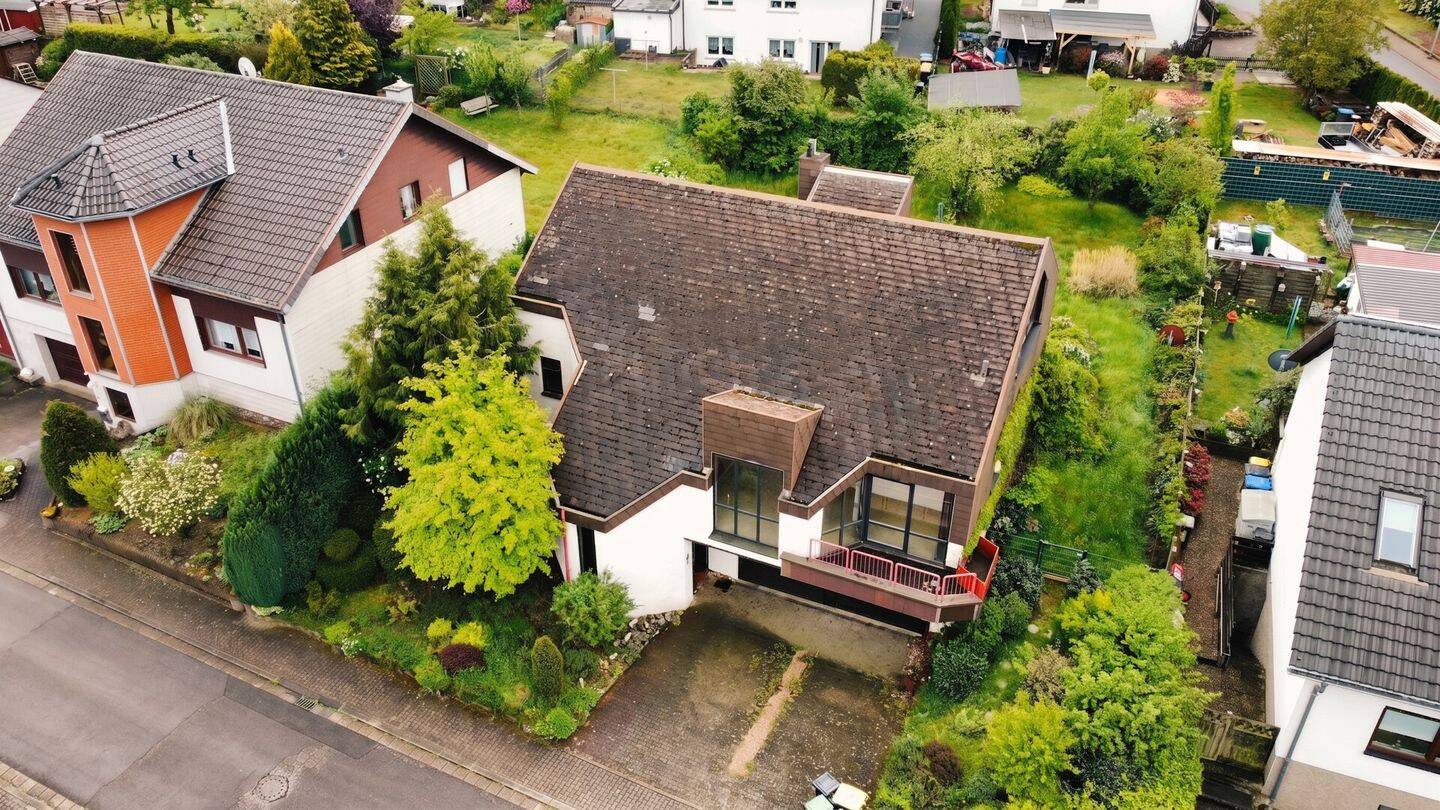 Großzügiges Einfamilienhaus mit 180 m² Wohnfläche, 125 m² Nutzfläche, Doppelgarage in guter Lage, 66701 Beckingen