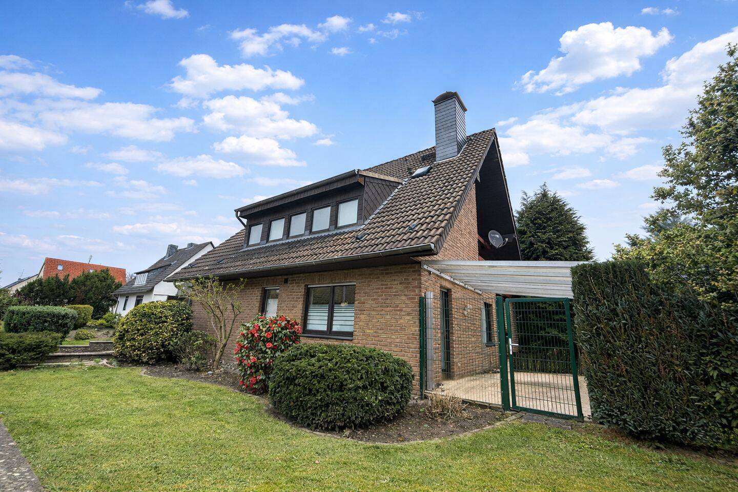 Freistehendes Einfamilienhaus mit großem Garten und viel Potenzial für Familien, 40885 Ratingen