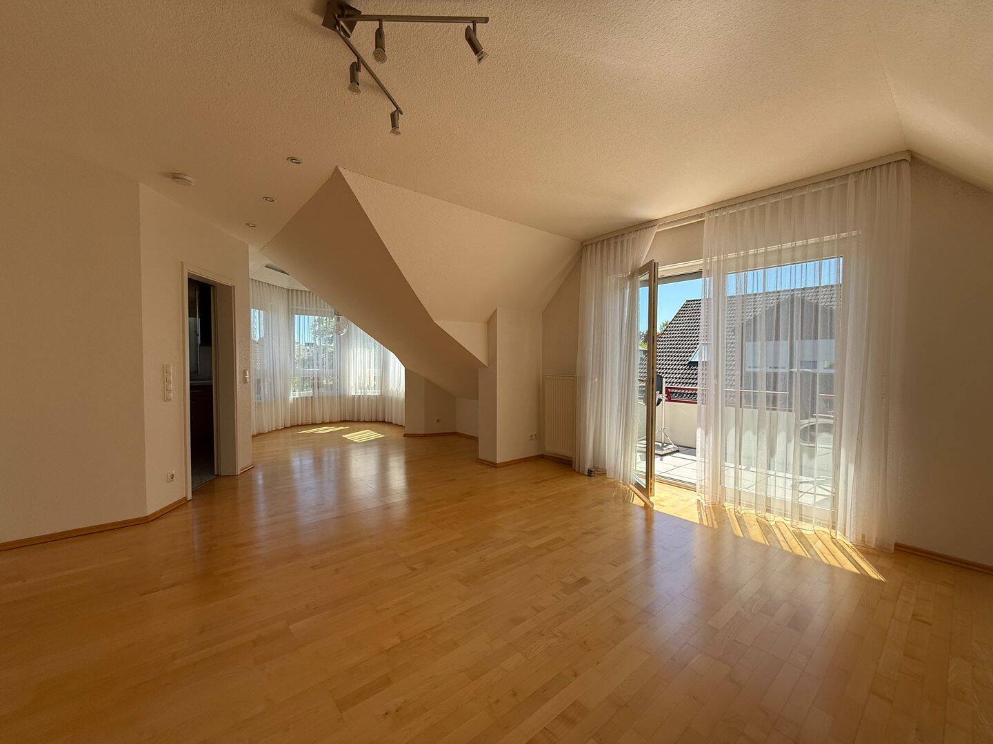**Gepflegte 3-ZKB-Dachgeschosswohnung in ruhiger Wohnlage mit EBK**, 63486 Bruchköbel
