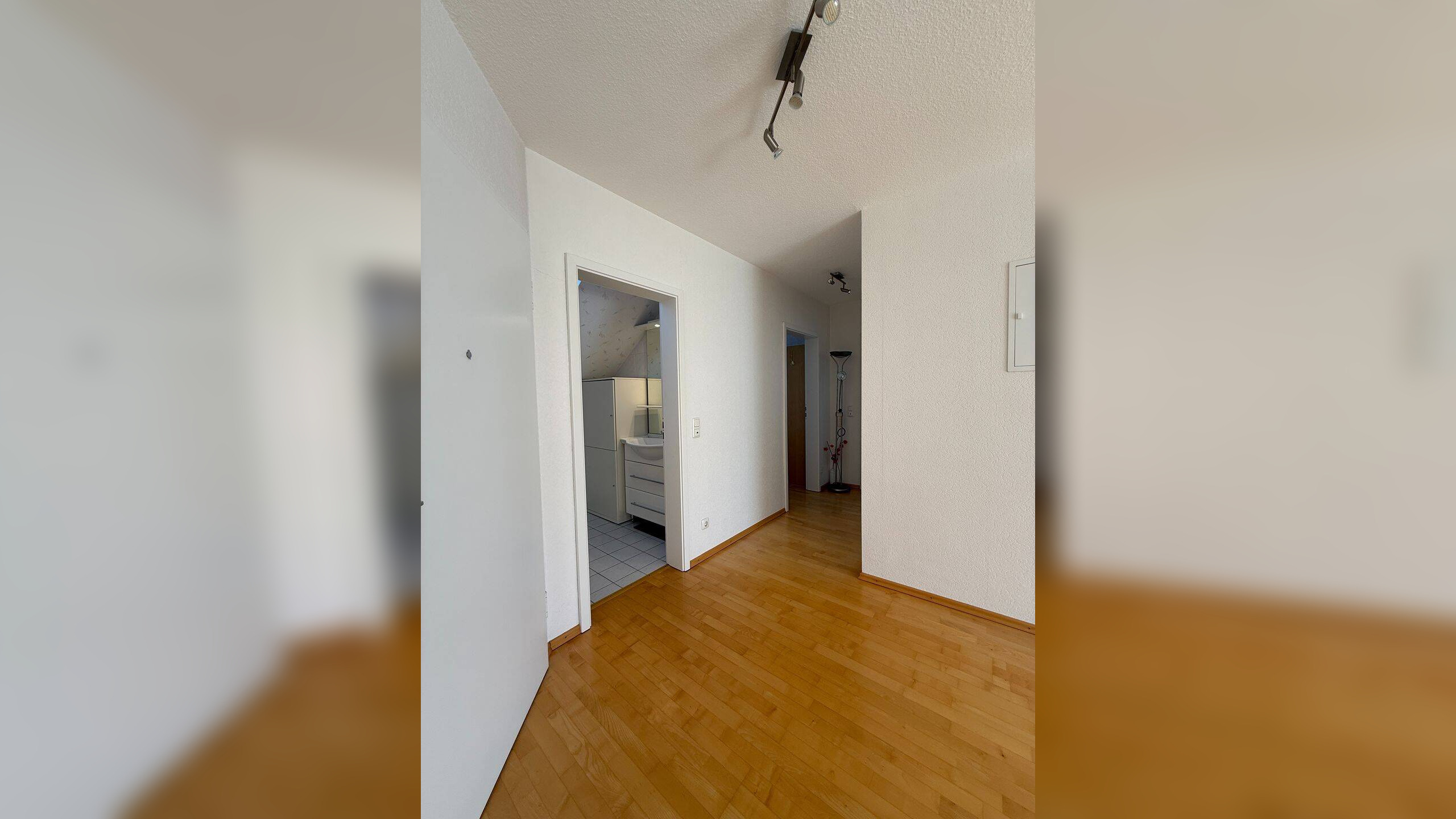 **Gepflegte 3-ZKB-Dachgeschosswohnung in ruhiger Wohnlage mit EBK** – 63486 Bruchköbel – Vorschaubild 3