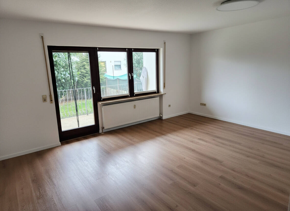Gepflegtes 6-Parteienhaus in Euerbach mit 6 Garagen und Gartenfläche, 97502 Euerbach