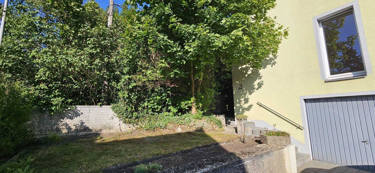 Sehr gepflegte, regelmäßig modernisierte und renovierte Doppelhaushälfte in sehr guter Lage, 92224 Amberg