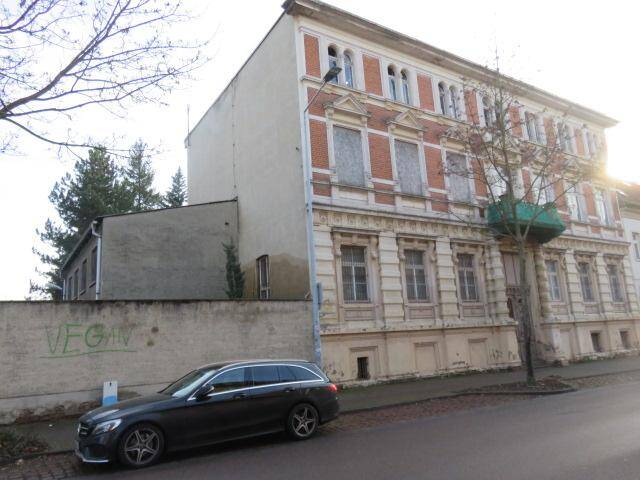 Rabatt für Kurzentschlossene – Villa zum entkernen mit viel Nebengelass sucht einfallreichen Liebhaber, 6366 Köthen (Anhalt)