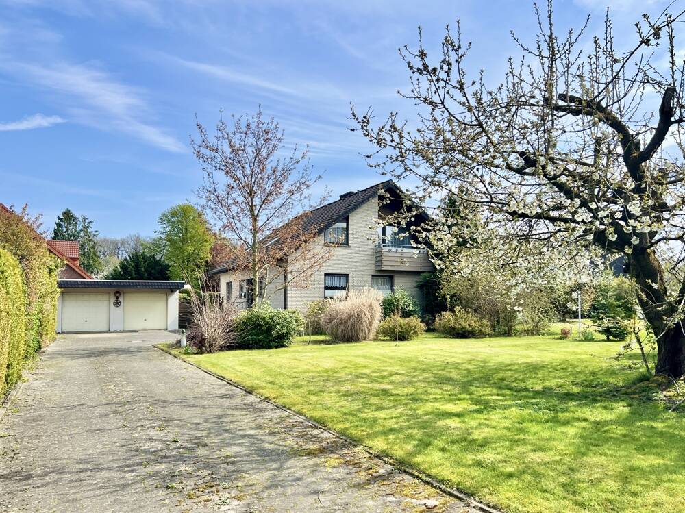 Einfamilienhaus mit großem Garten und Doppelgarage, 32756 Detmold