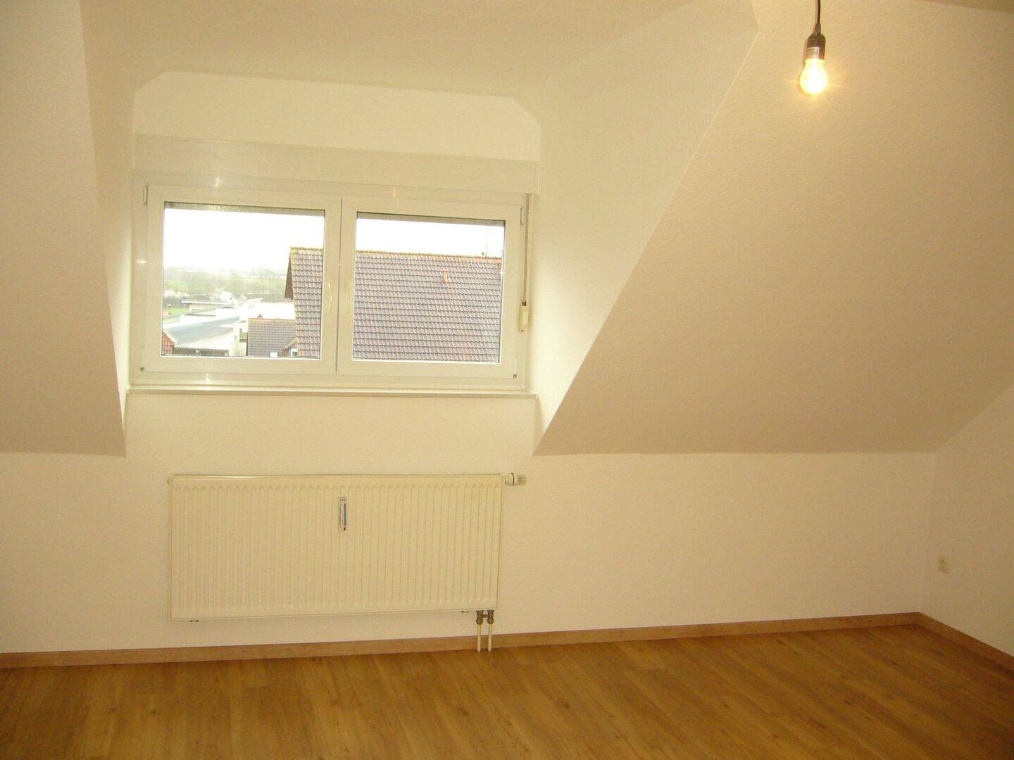 3,5- ZKB, DG-Wohnung, Gäste-WC, Speisekammer, Glasfaseranschluss, Balkon mit Herkulesblick, stadtnahe Lage von Kassel  mit guter Infrastruktur, 34314 Espenau