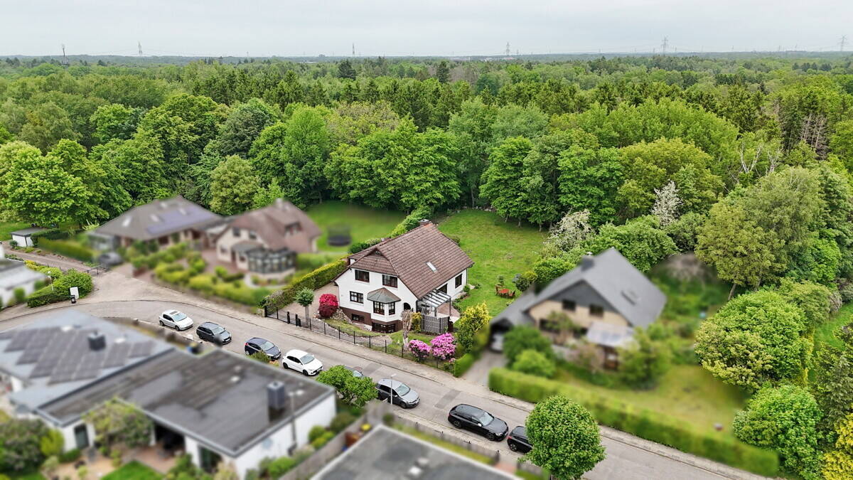 Attraktives Einfamilienhaus mit großzügiger Wohnfläche in begehrter Waldrandlage in Quickborn, 25451 Quickborn