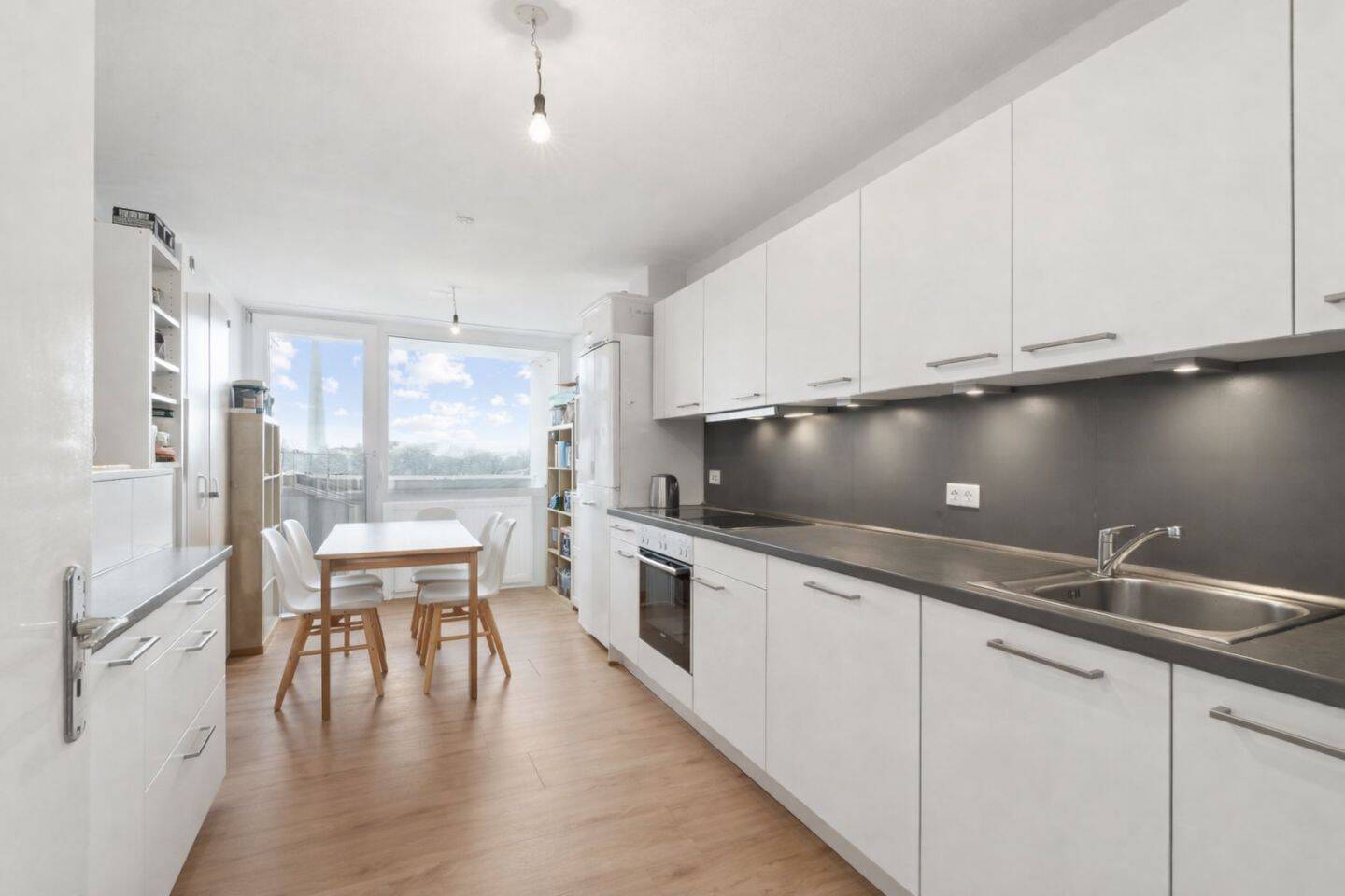 Solide vermietet mit Perspektive: Helle 3,5-Zimmer-Wohnung mit drei Loggien im Olympiadorf, 80809 München (Milbertshofen-Am Hart Neuhausen-Nymphenburg Schwabing-West)