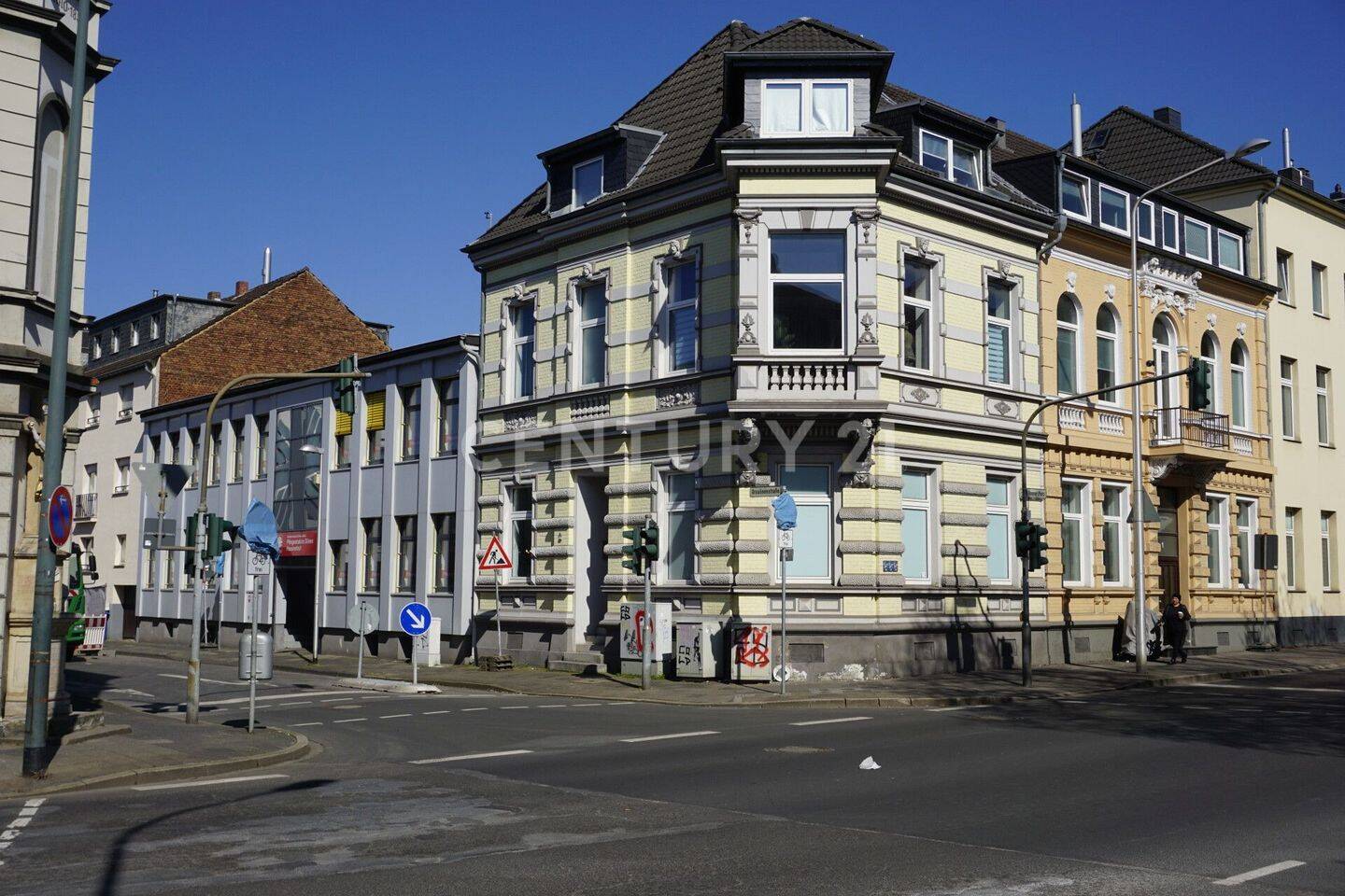 Düren – Top gepflegte Gewerbeimmobilie mit 8 Stellplätzen & Wohnhaus mit 3 Einheiten, 52351 Düren