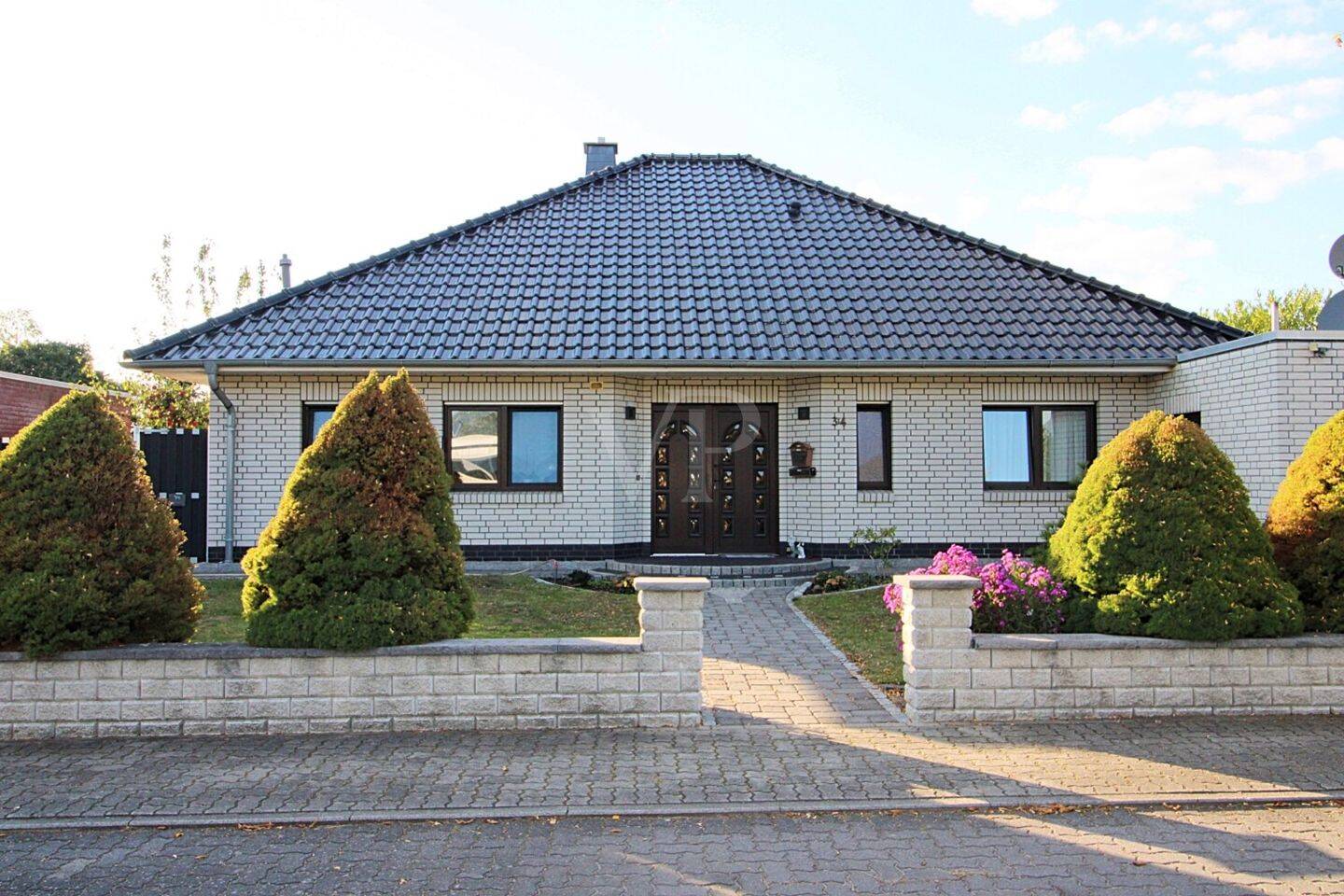 GEPFLEGTER BUNGALOW – MIT WINTERGARTEN, KAMIN UND GARAGE, 29386 Hankensbüttel