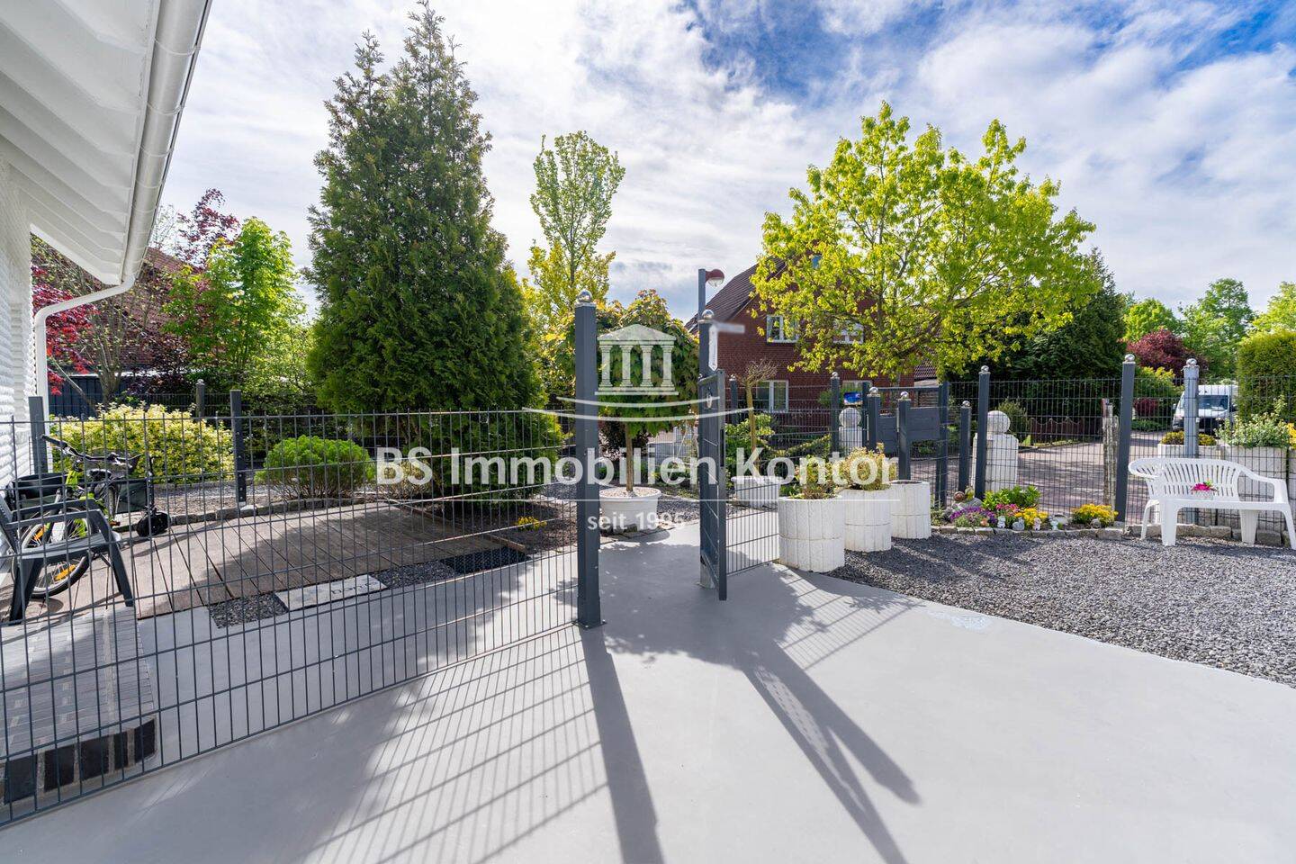 Larrelt! Einfamilienhaus mit drei Wohnungen, Terrasse und Gartenanlage!, 26723 Emden