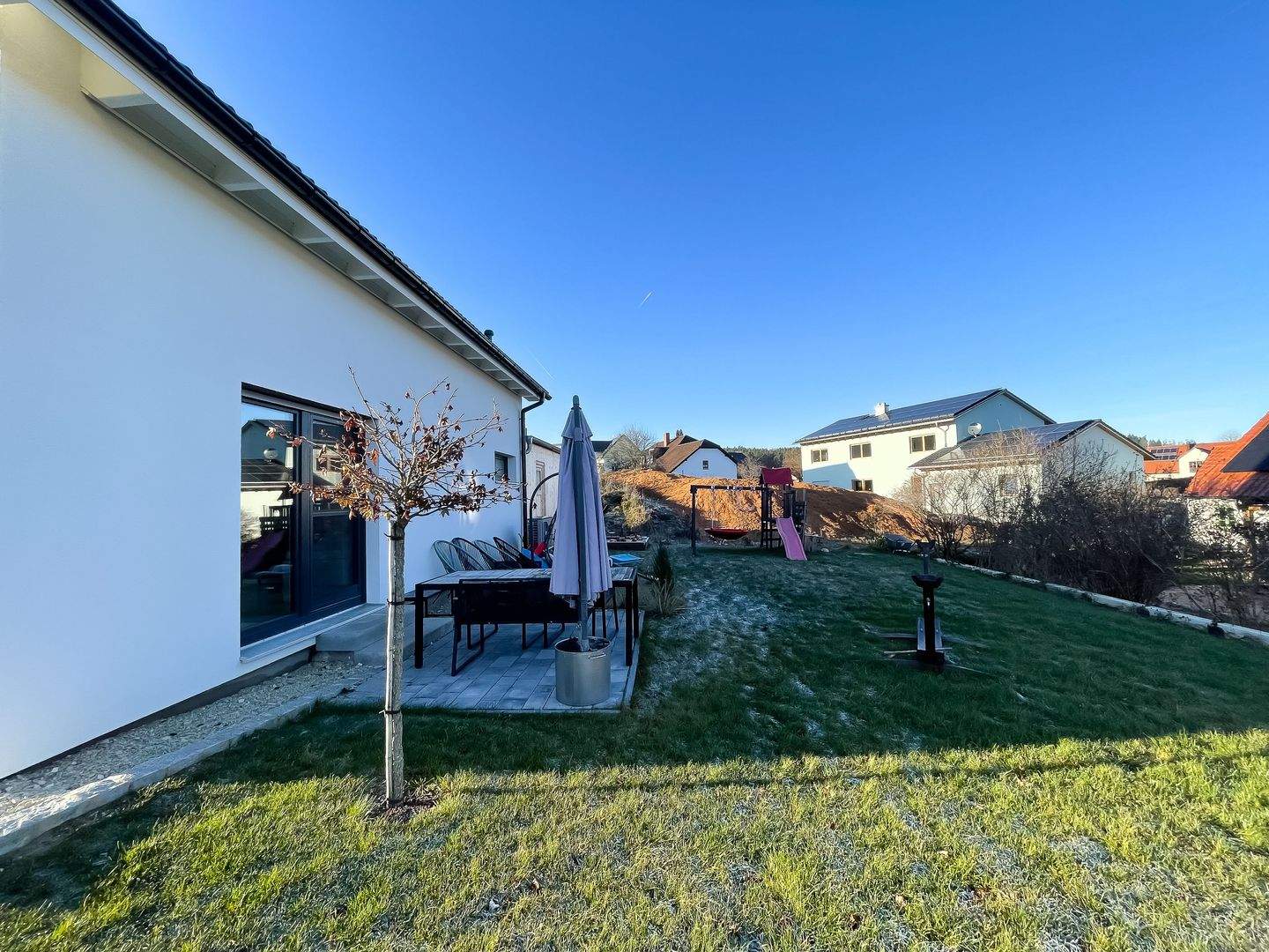 Neuwertiges Energieeffizienzhaus mit PV-Anlage und Wallbox in Holzbauweise!, 92242 Hirschau