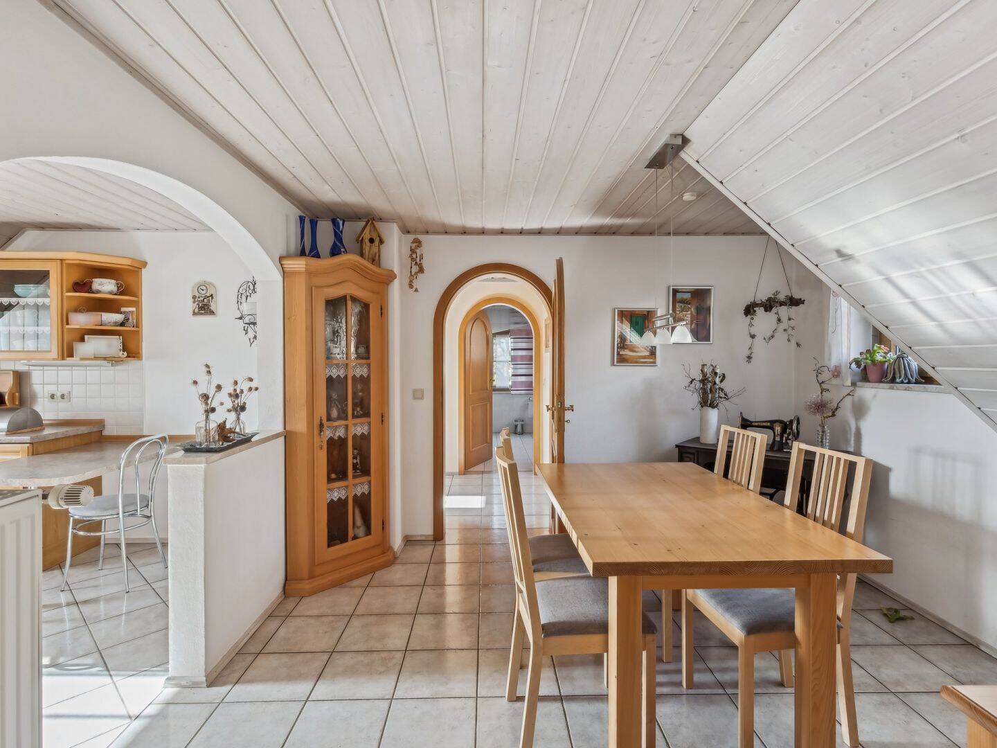 Schöne gepflegte 4-Zimmer-Dachgeschosswohnung in Beratzhausen/Rechberg, 93176 Beratzhausen