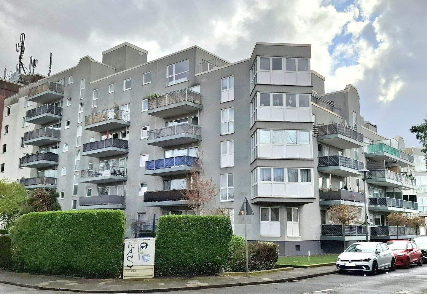 Ensen, gute Lage: Moderne 2 – Zimmerwohnung im 4. OG inkl. großem Balkon & Tiefgaragenstellplatz!