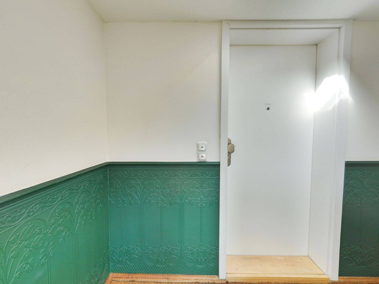 Charmante 2-Zimmer-Dachgeschosswohnung im sanierten Gründerzeithaus Willkommen im beliebten Damenviertel, 7743 Jena