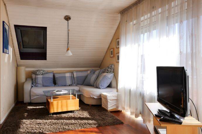 ruhige 2-Zimmer-Dachwohnung in Neuhausen a.d.F. mit Balkon – WOHNEN AUF ZEIT, 73765 Neuhausen auf den Fildern