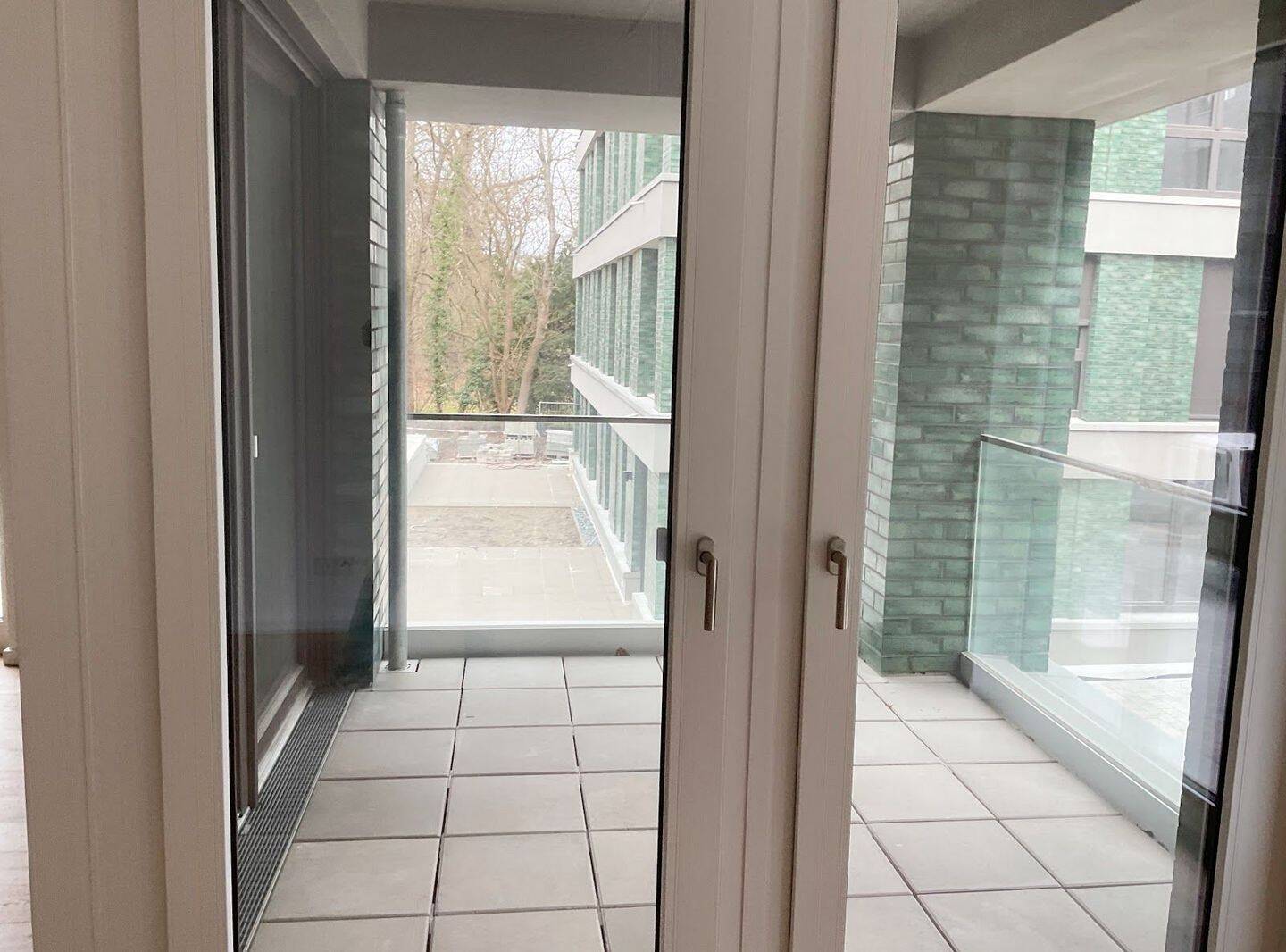 Mit Chick & Charme das Wohnen genießen: 2 Zimmer & Einbauküche, Glaswand-Loggia, Tageslichtbad