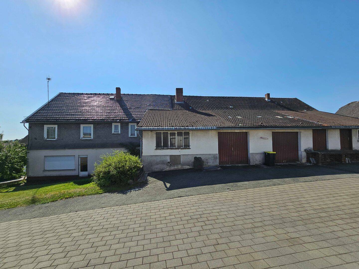 Vielfältig nutzbares Wohnhaus mit großen Garagen und viel Lagerfläche in Bromskirchen, 35108 Allendorf (Eder)