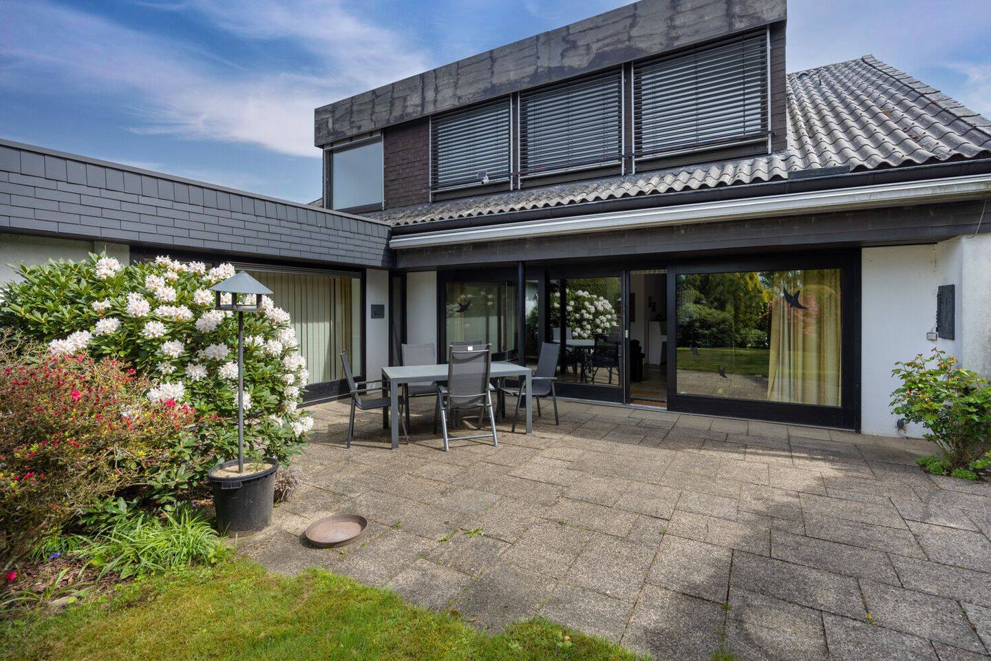 Wir bieten: Familienfreundliche Lage im Grünen, individuelle Architektur und Einliegerwohnung, 42369 Wuppertal (Ronsdorf)