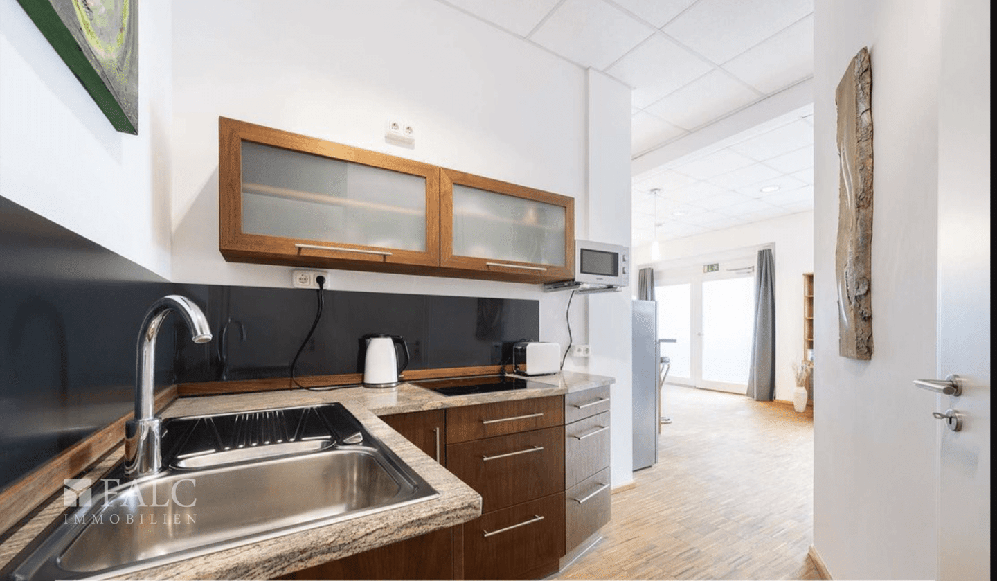 Einziehen und wohlfühlen: Stilvolles, vollmöbliertes 2-Zimmer-Apartment mit TG-Stellplatz im Zentrum von Aichach (Wohnen auf Zeit), 86551 Aichach
