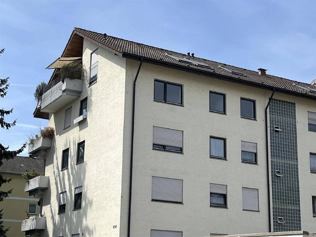 Außergewöhnliche 4,5 Zimmer-DG-Wohnung mit Lift, Garage & Blick auf den Hohentwiel, 78224 Singen (Hohentwiel)