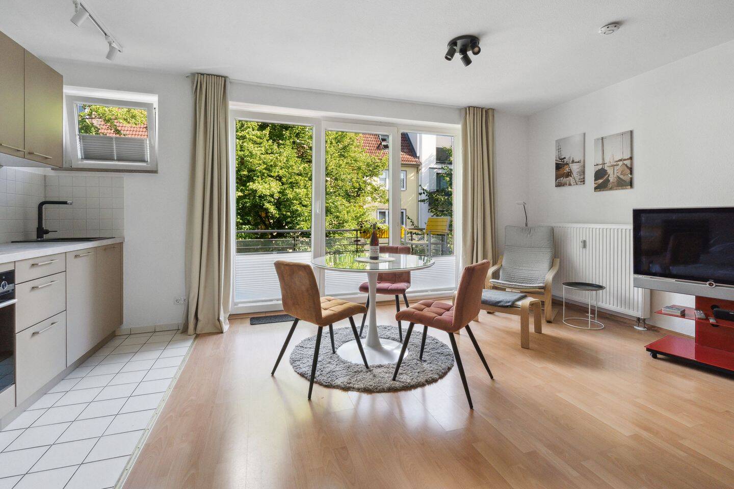 Möbliertes Apartment in bester Lage auf der Uhlenhorst zur befristeten Miete – 22085 Hamburg – Bild 1 von 2