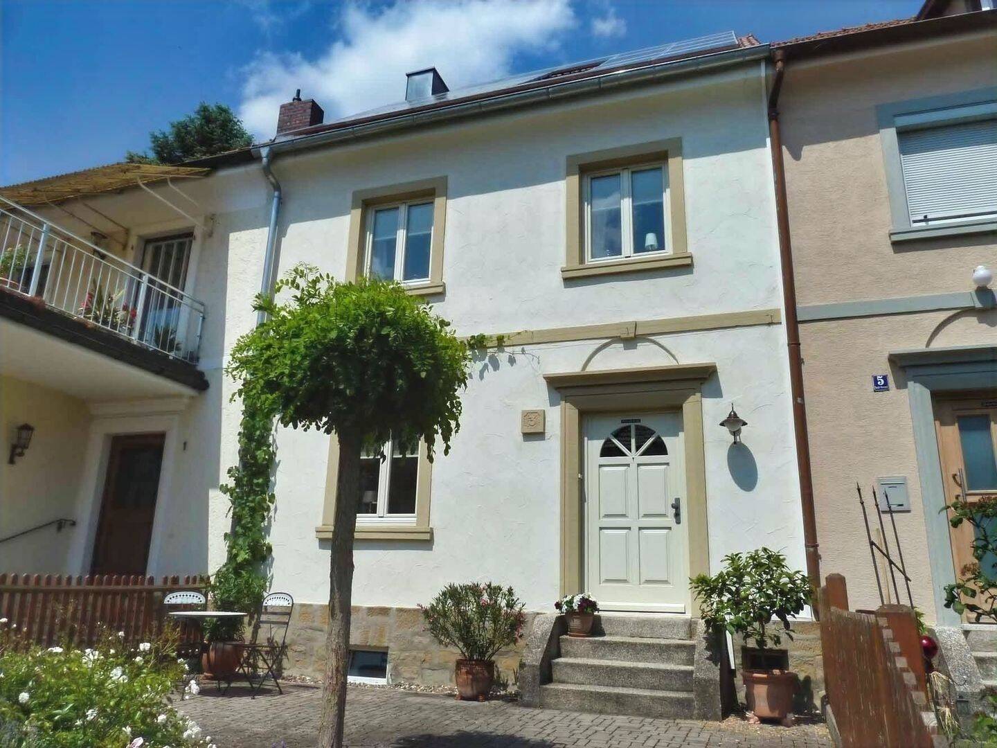 Feines Wohnen im stadtnahen Grün – sehr gemütliches RMH mit Carport und schönem Garten in ruhiger Wohnlage!, 97437 Haßfurt