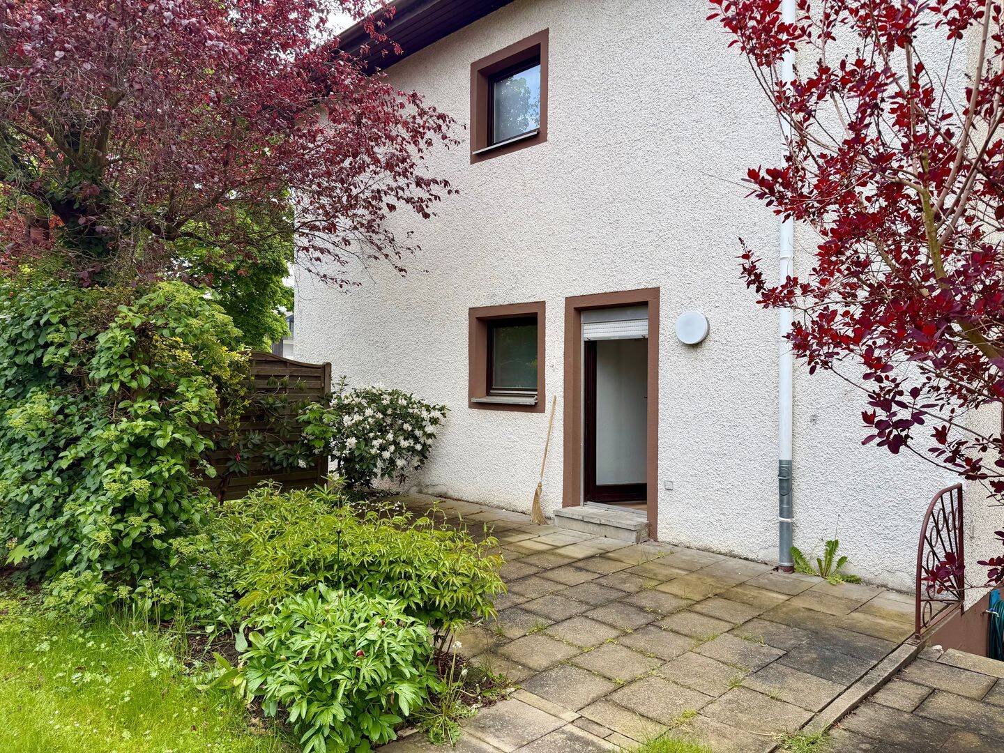 Großzügige 4 Zi.-Wohnung mit Einbauküche, Garage und Garten in Lauflage zur Ellwanger Innenstadt, 73479 Ellwangen (Jagst)
