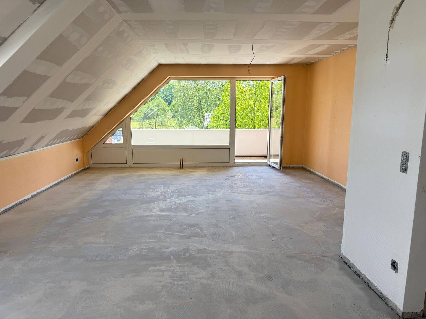Traumhafte Dachgeschosswohnung. Erstbezug nach Sanierung. Neues Bad. Neue Böden. Neue Türen. Großer Südbalkon. Garage., 33106 Paderborn