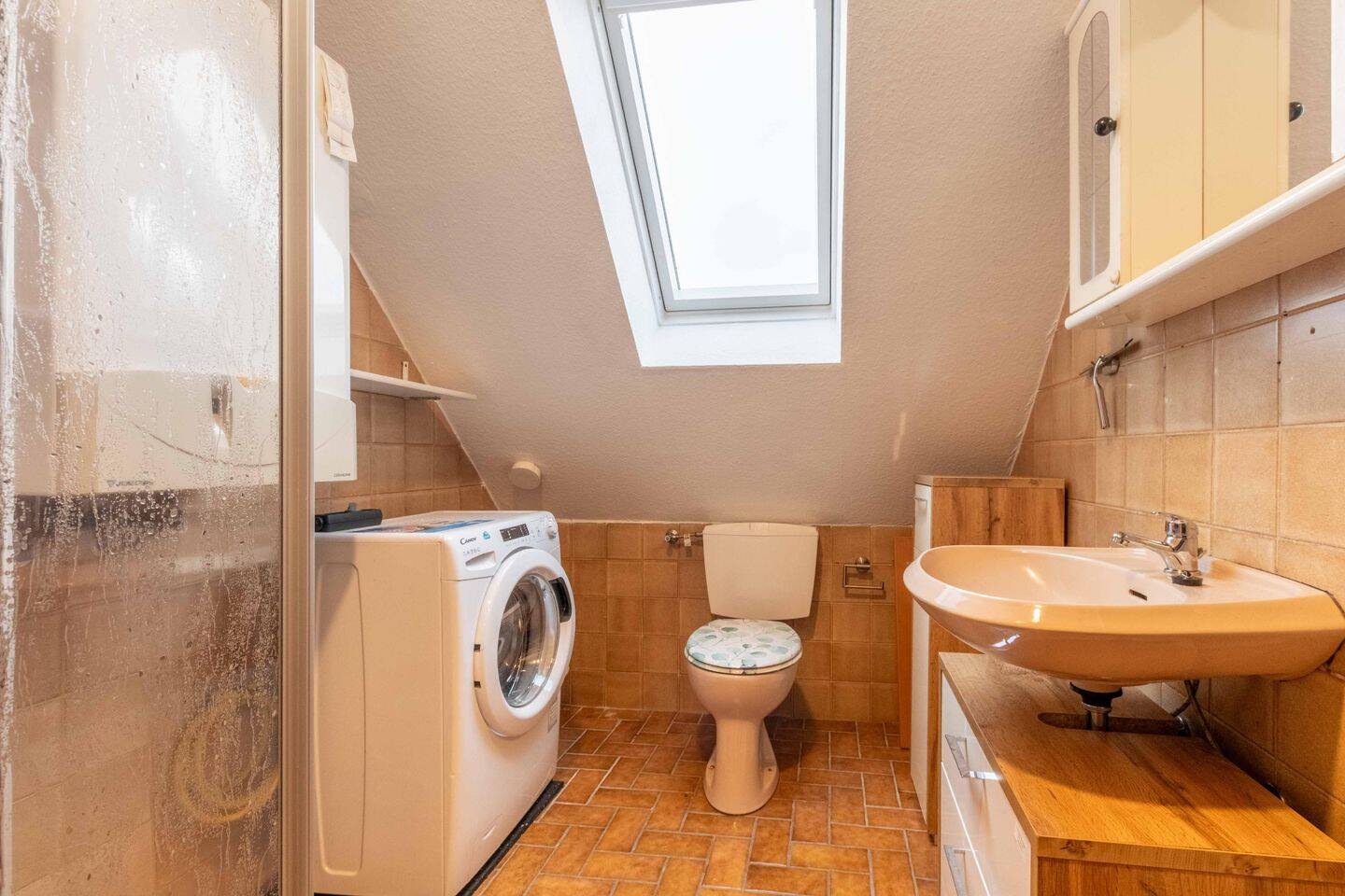 Charmante 2-Zimmer-DG-Wohnung mit EBK – ideal für Singles oder Paare, 26725 Emden