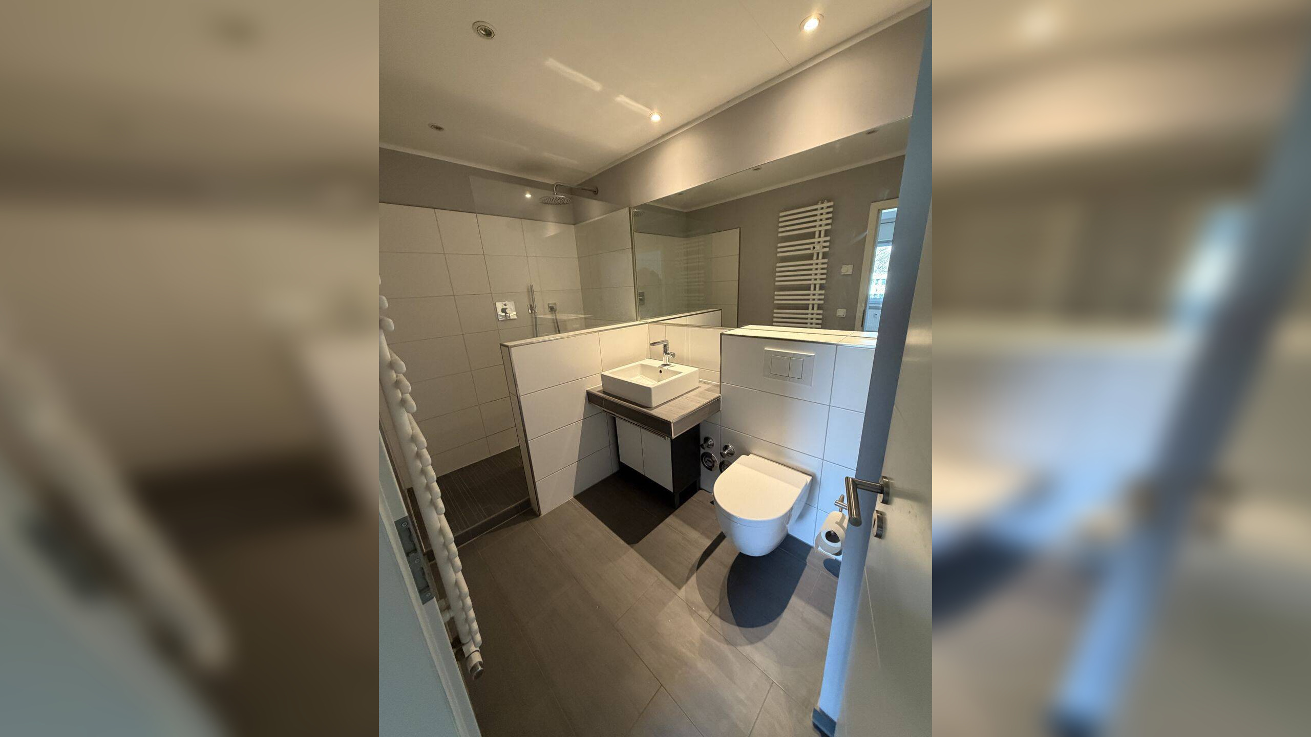 Helle 2-Zimmer-Wohnung mit offener Küche, Aufzug, Stellplatz & Wellnessbereich in begehrter Lage von Refrath, 51427 Bergisch Gladbach