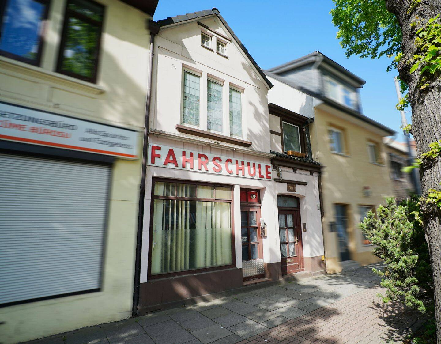 Wohn- und Geschäftshaus mit Garten