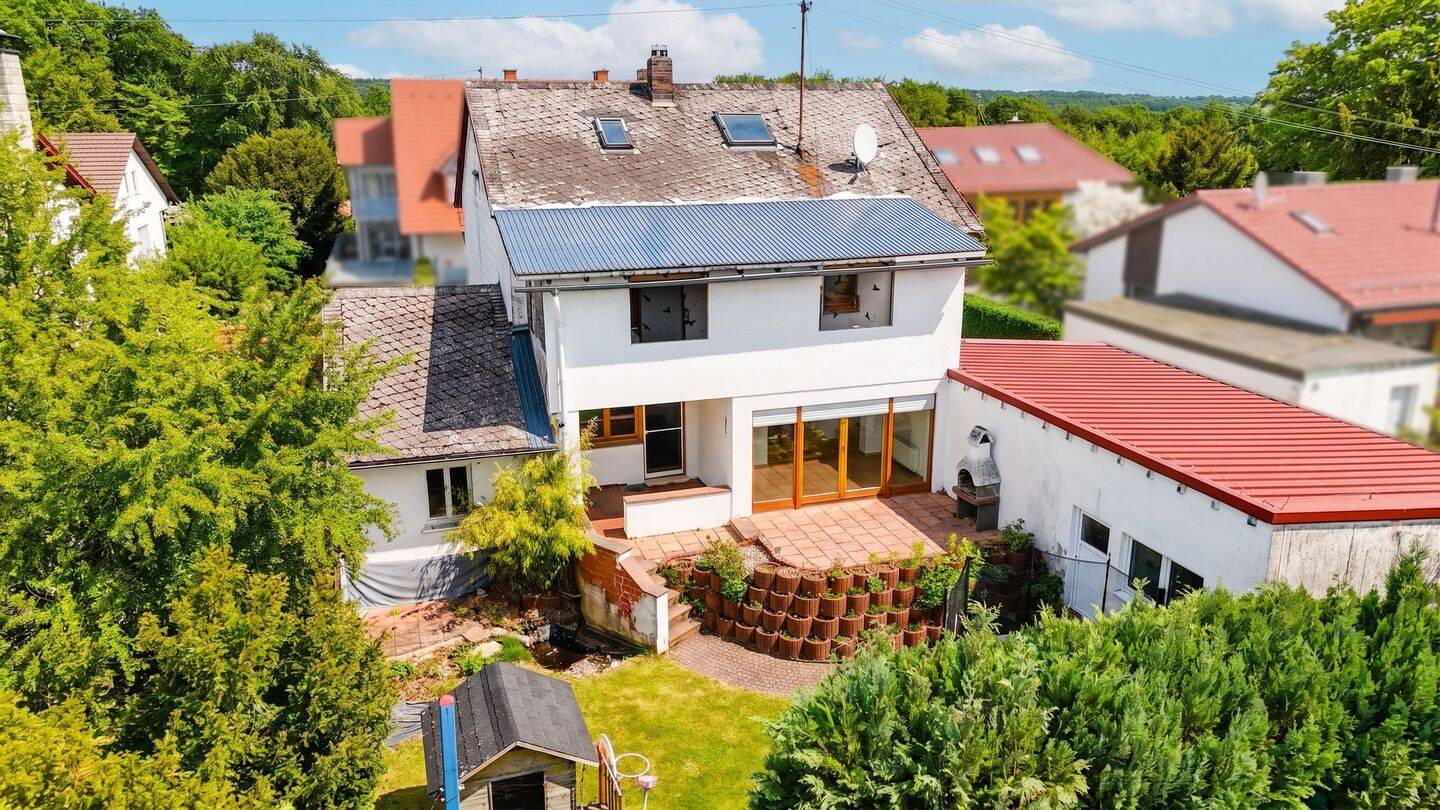 Großzügiges Einfamilienhaus mit Ausbaupotenzial und großem Grundstück, 97852 Bischbrunn