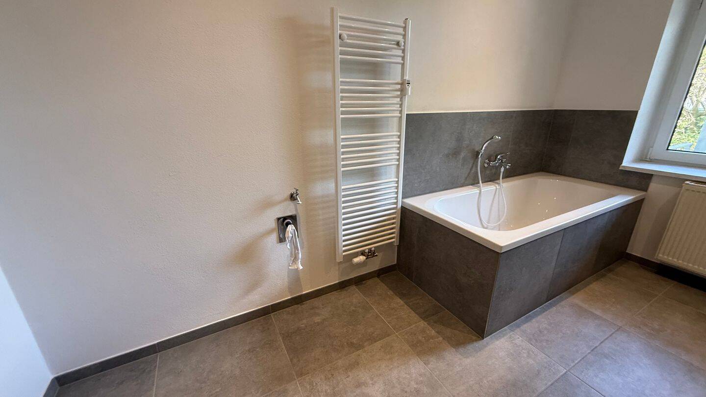 1. OG / Modernes Laminat / Bad mit Wanne+Dusche+Fenster /  Balkon u.v.m.