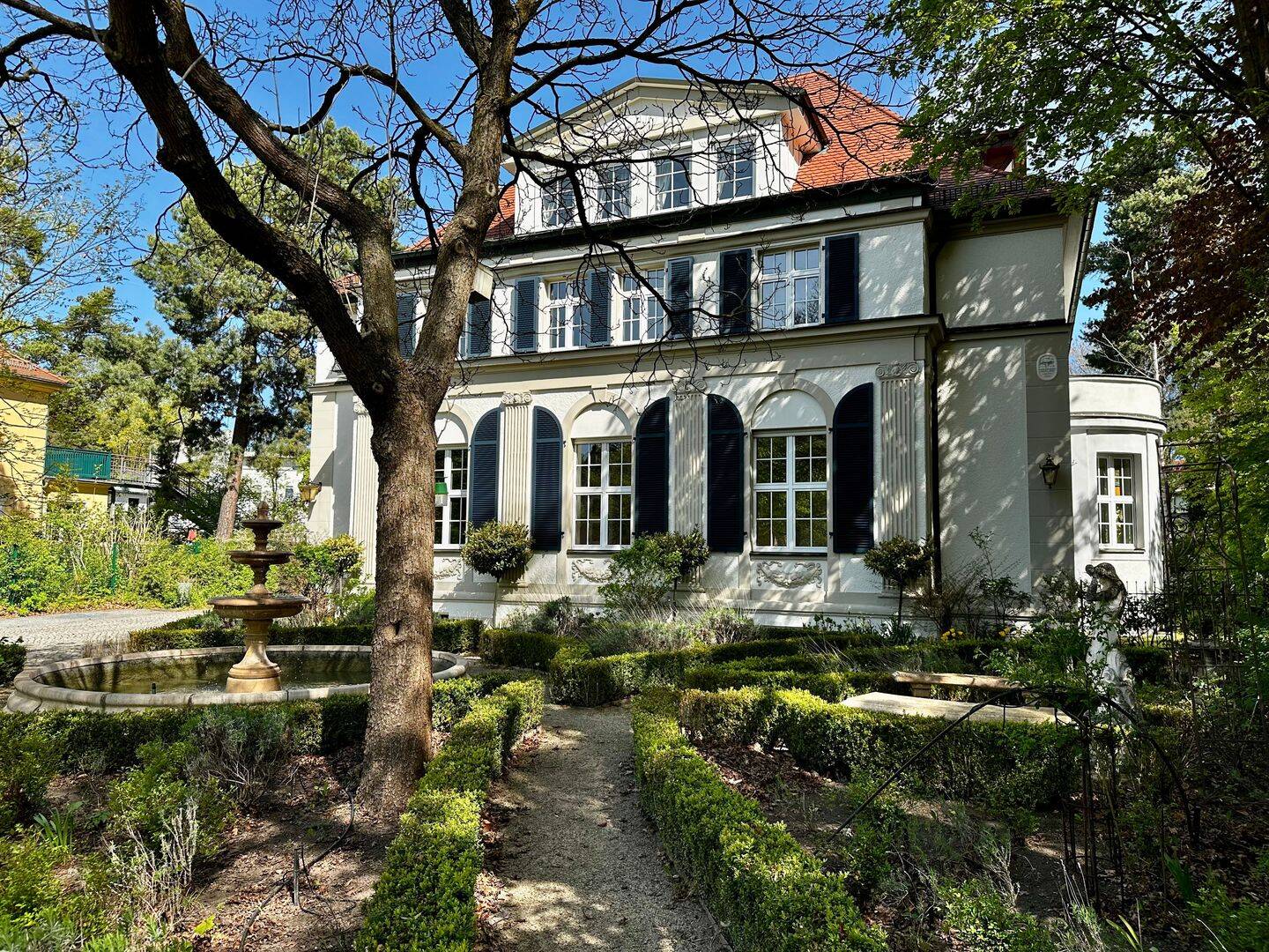Exklusive Villenwohnung mit herrschaftlichem Charakter, eigener Gartenanteil, Einbauküche, 1099 Dresden